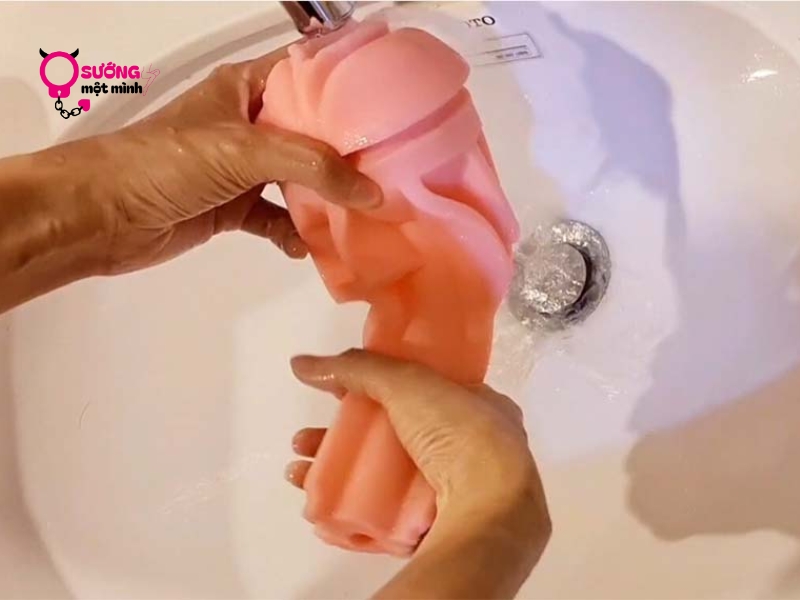 Vệ sinh sau khi dùng cốc thủ dâm